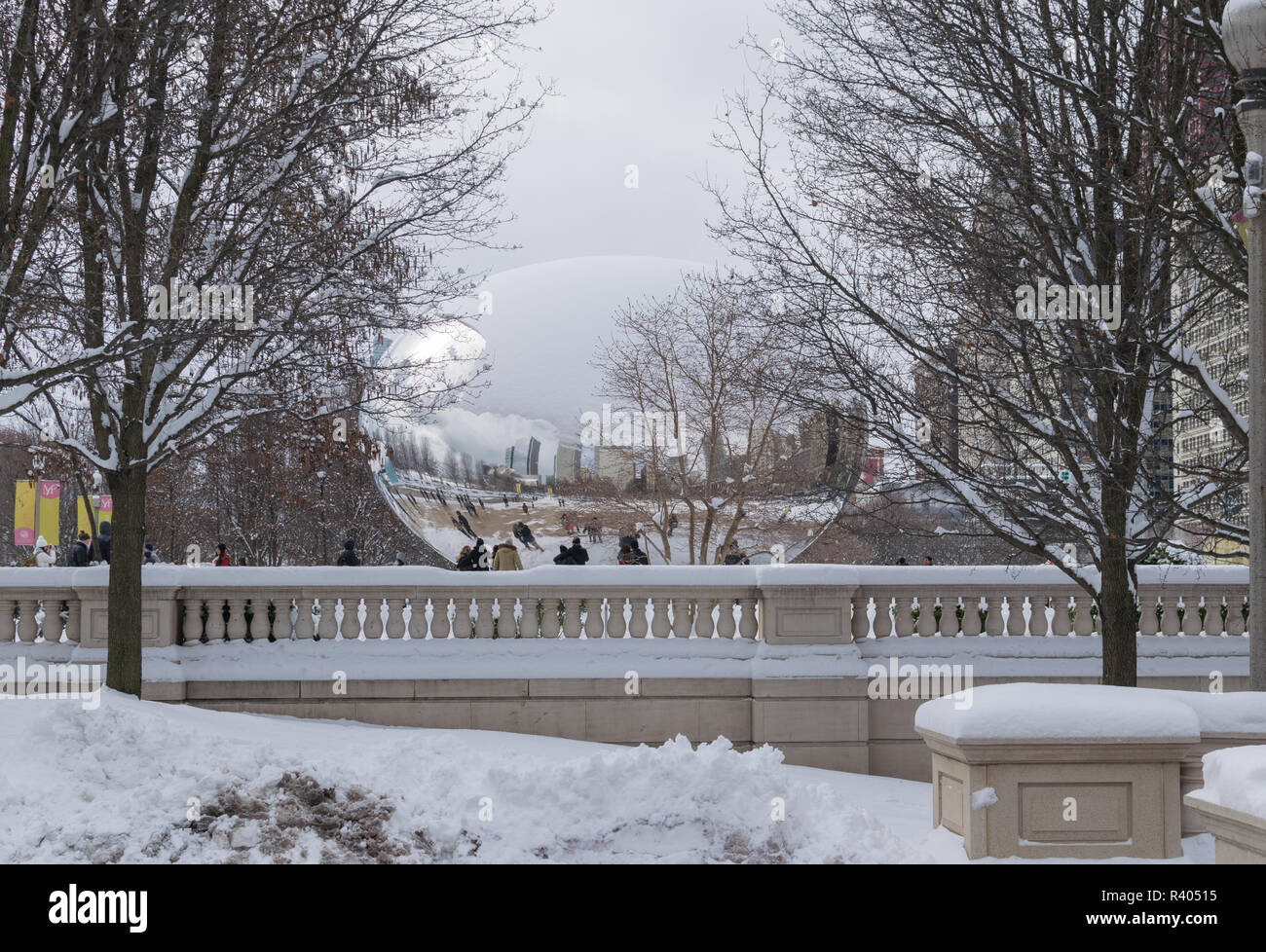 Cloud Gate abgedeckt im Schnee suchen transparent, anderen weltlichen, Millennium Park, Chicago Stockfoto