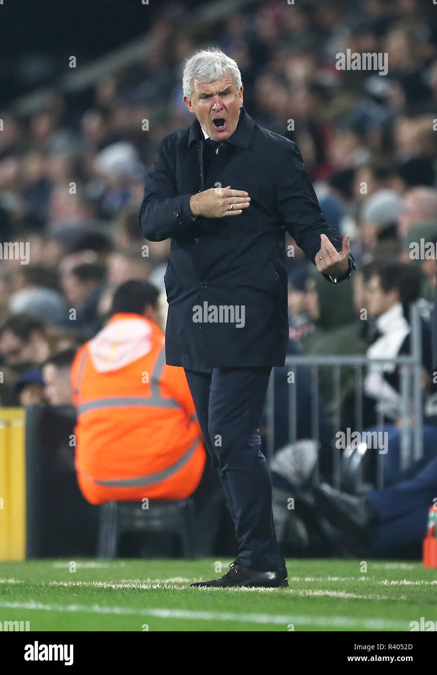 Southampton Manager Mark Hughes erscheint während der Premier League Spiel im Craven Cottage, London frustriert. Stockfoto