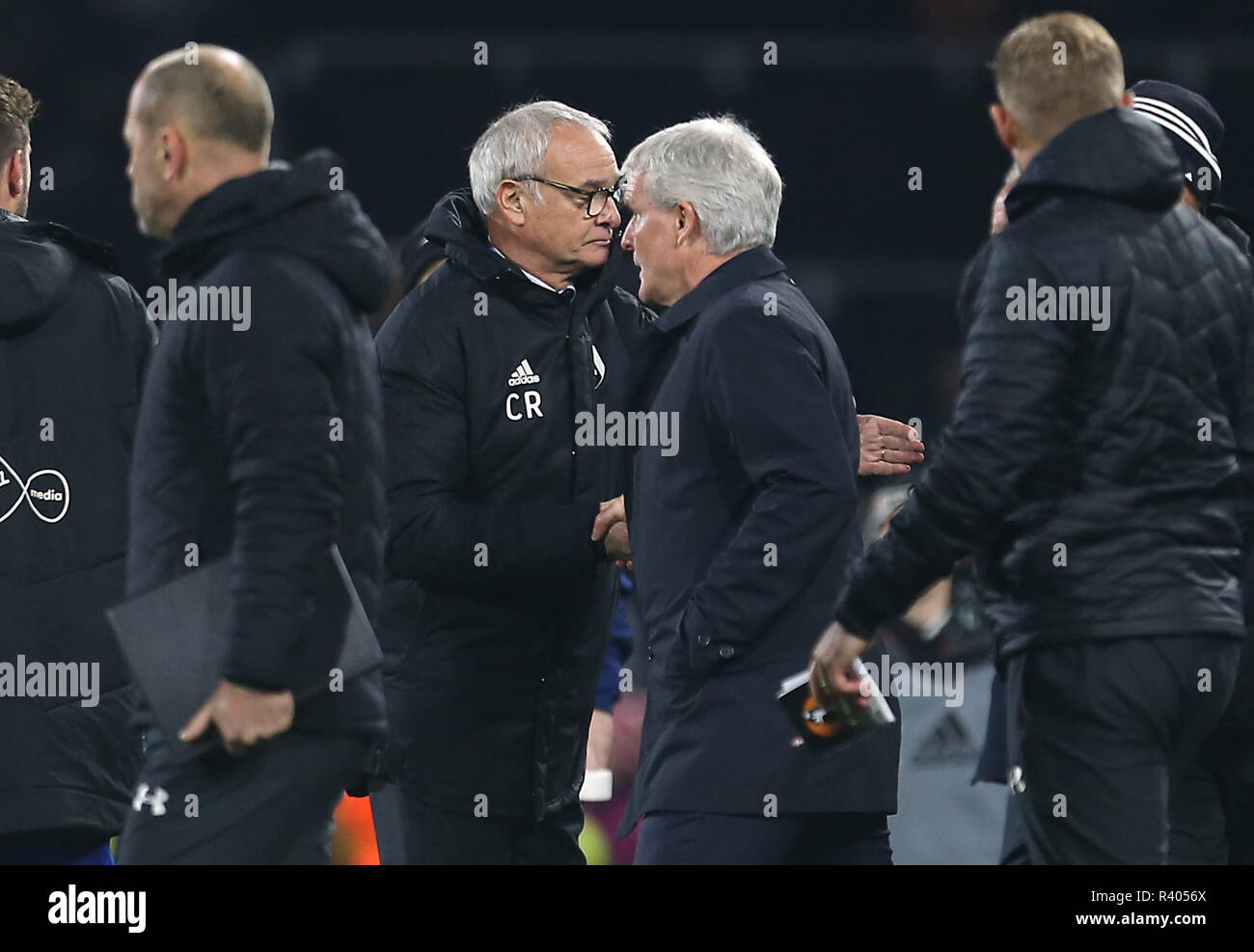 Fulham Manager Claudio Ranieri (links) und Southampton Manager Mark Hughes schütteln sich die Hände nach dem Finale in der Premier League Spiel im Craven Cottage, London pfiff. Stockfoto