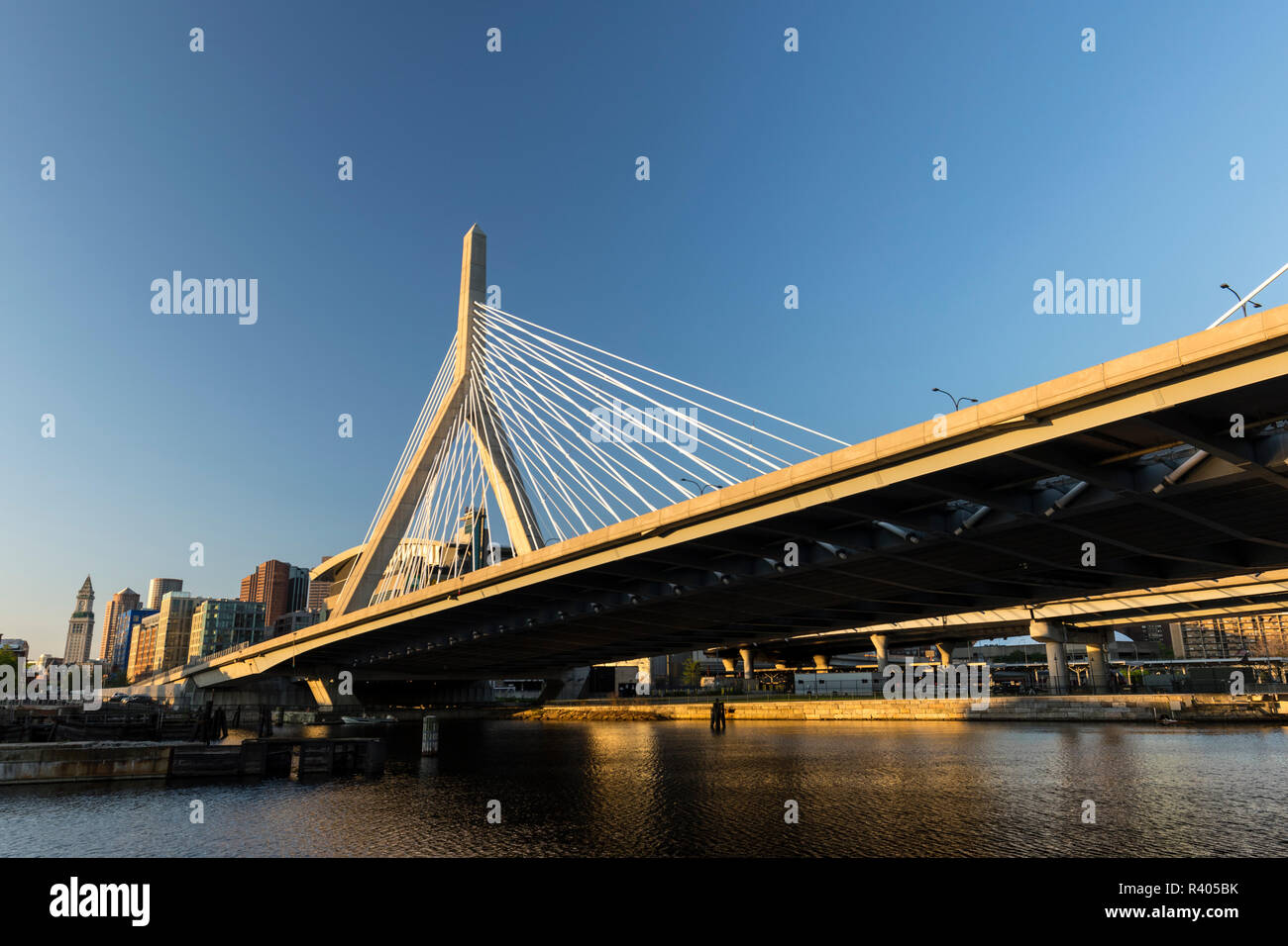 Boston, Massachusetts, USA. Leonard S. Zakam Bunker Hill Brücke, wie von Paul Revere Park gesehen. Stockfoto