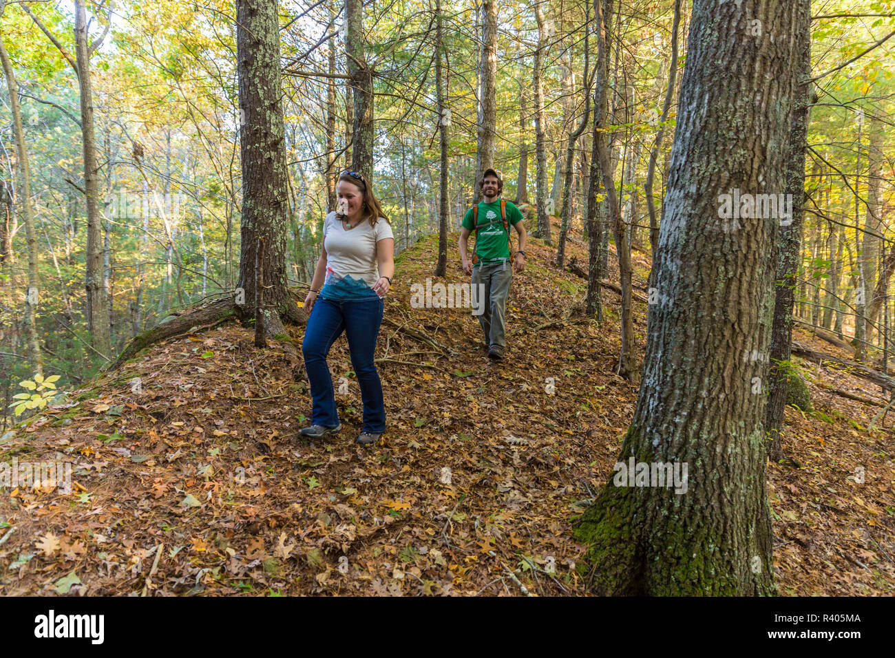 Junge Mann und die Frau zu Fuß in den Wäldern in Wellesley, Massachusetts. Hoyt-Hall bewahren. (MR) Stockfoto