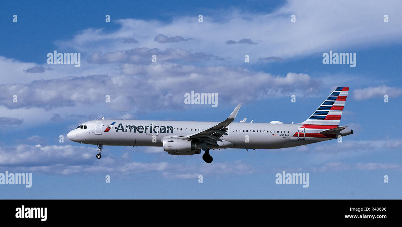 American Airlines Airbus A321 fliegen unter schönen Himmel Stockfoto