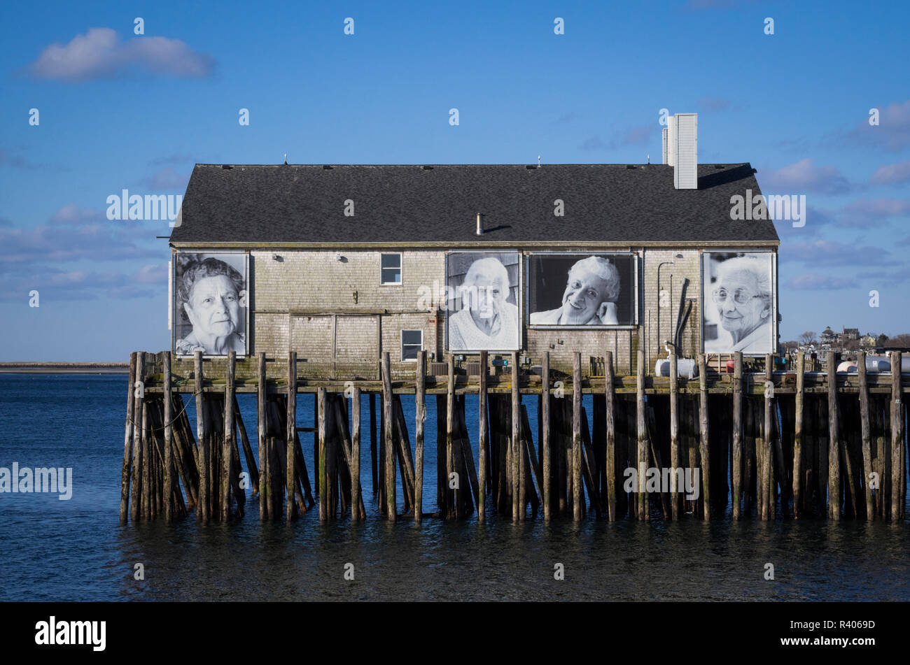 USA, Massachusetts, Cape Cod, Provincetown Pier, Fotos von Frauen der Fischer Stockfoto
