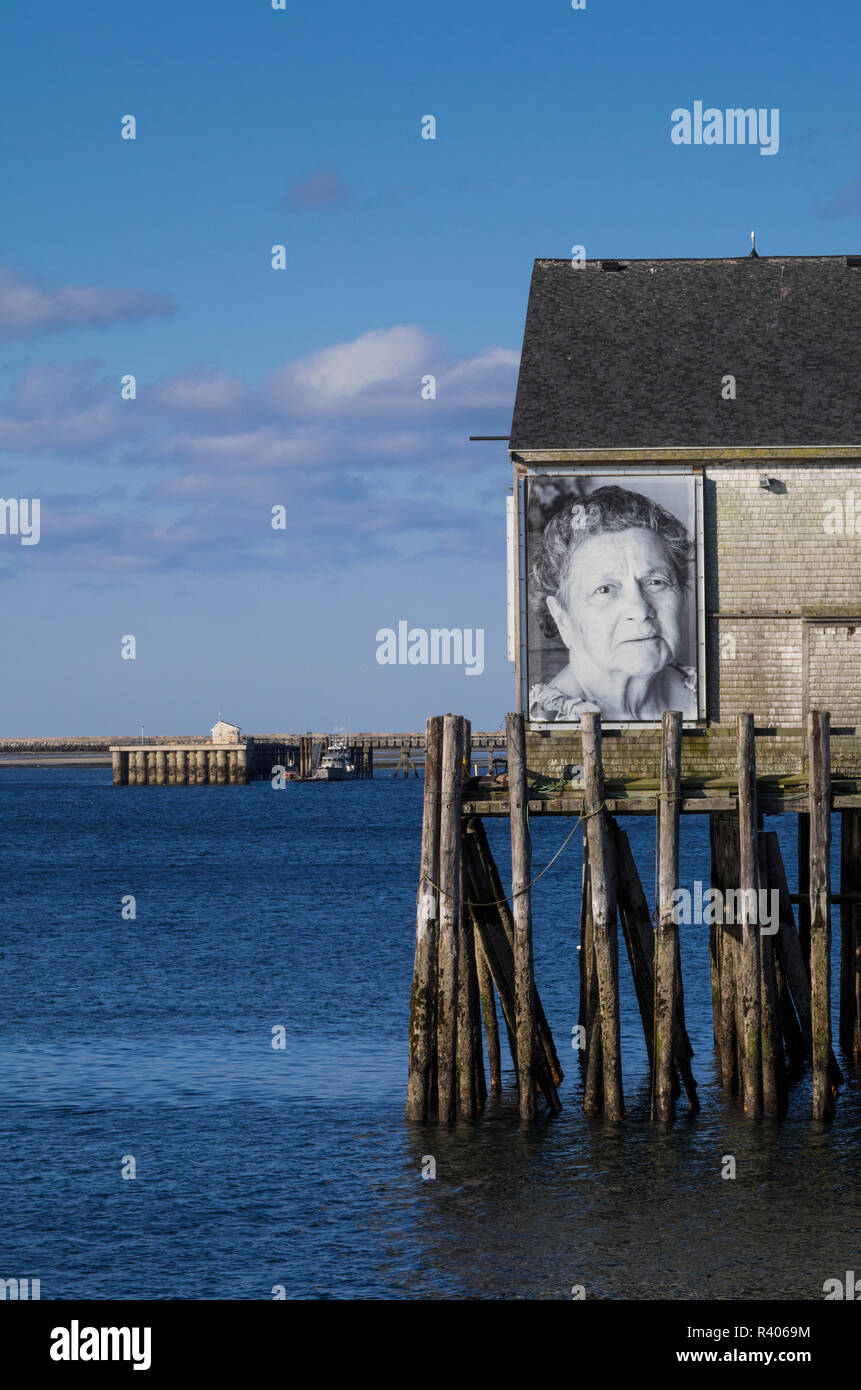 USA, Massachusetts, Cape Cod, Provincetown Pier, Fotos von Frauen der Fischer Stockfoto