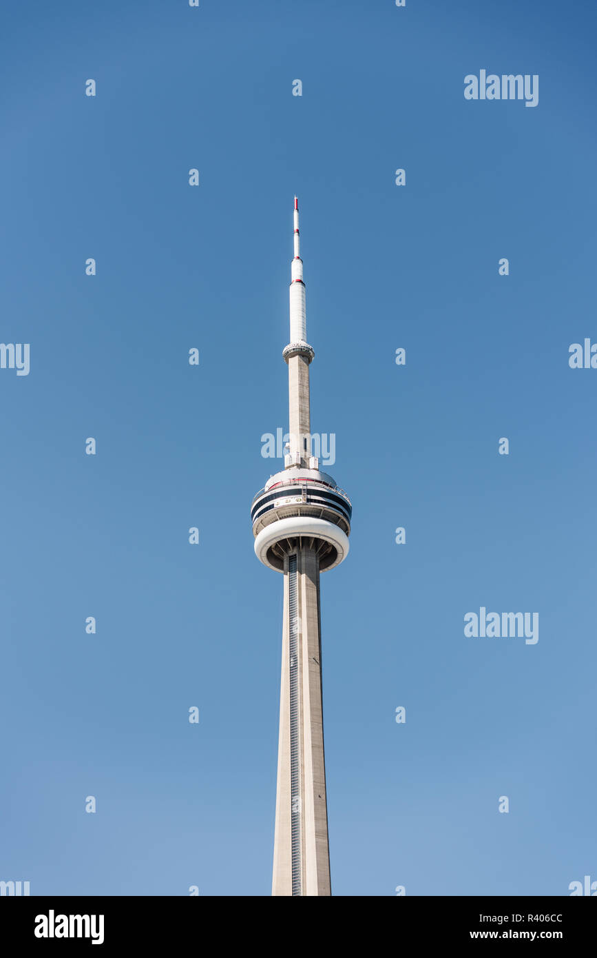 Suchen der CN Tower gegen den klaren blauen Himmel Stockfoto