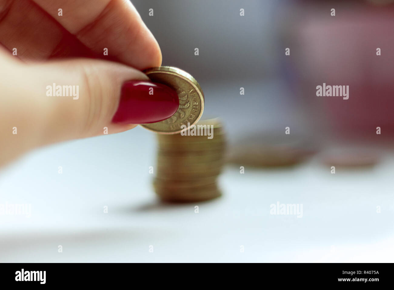 Falten ein Turm von angesammelten Goldmünzen close-up Stockfoto