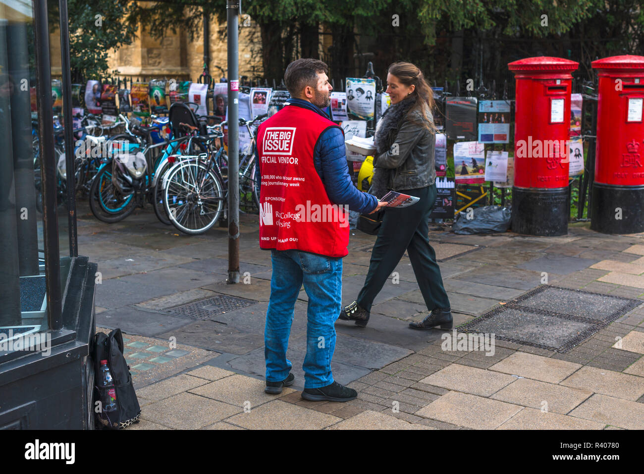 Ein offizieller Anbieter der Grosse Ausgabe Straße Zeitung auf den Straßen von Cambridge, England, UK. Stockfoto