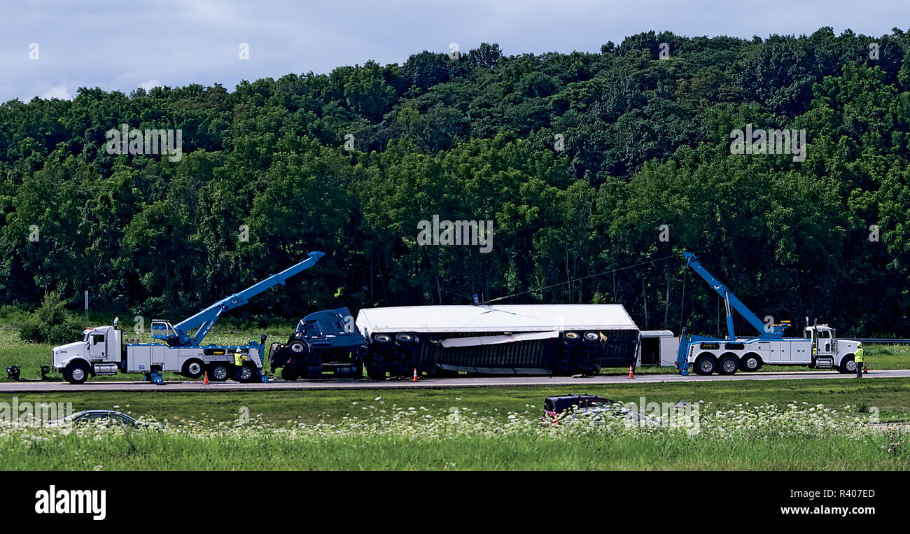 Traktor - Anhänger uprighted von Tow Trucks wird Stockfoto