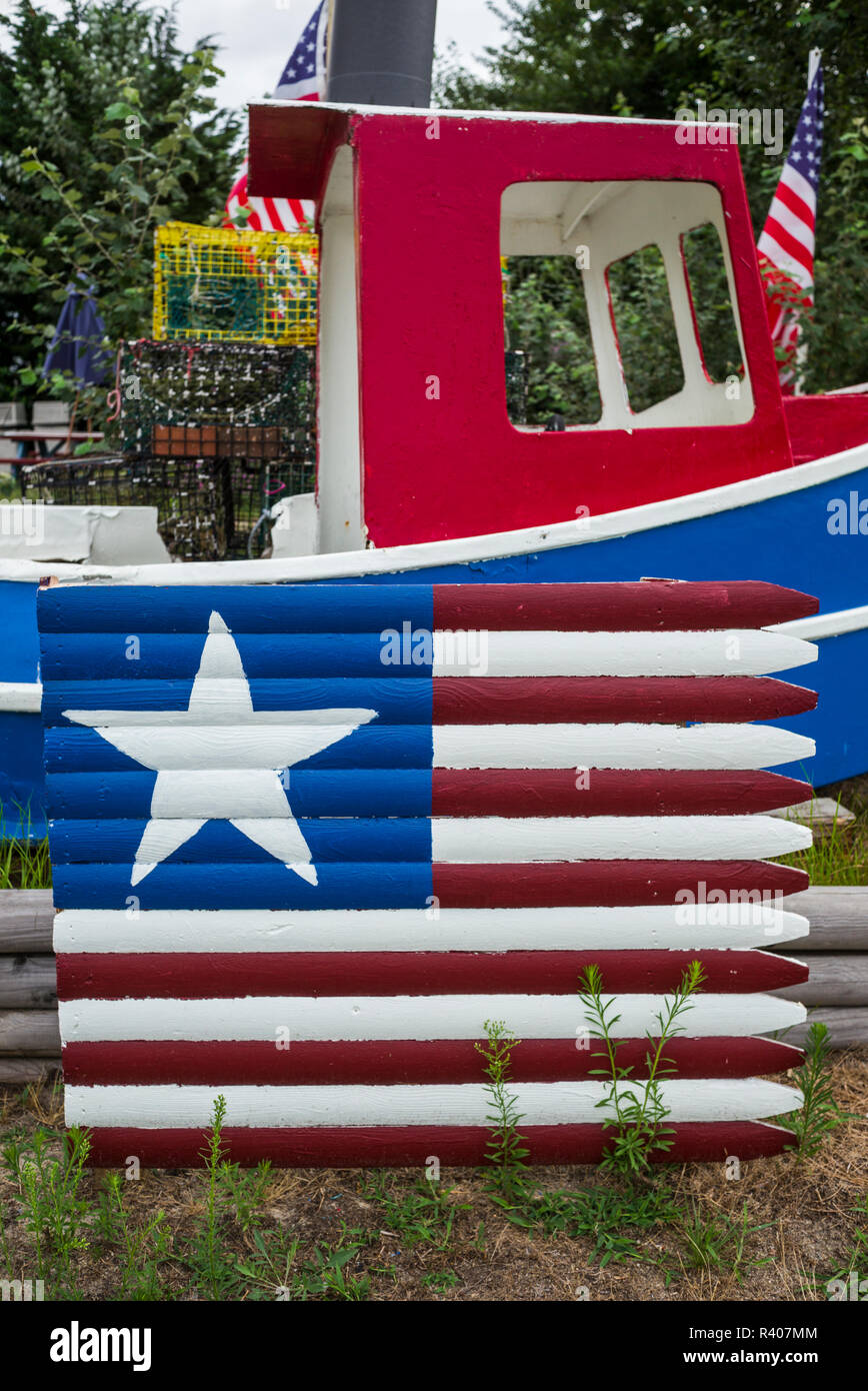 USA, Massachusetts, Cape Cod, West Yarmouth, US-Flagge bemalt Zaun Stockfoto