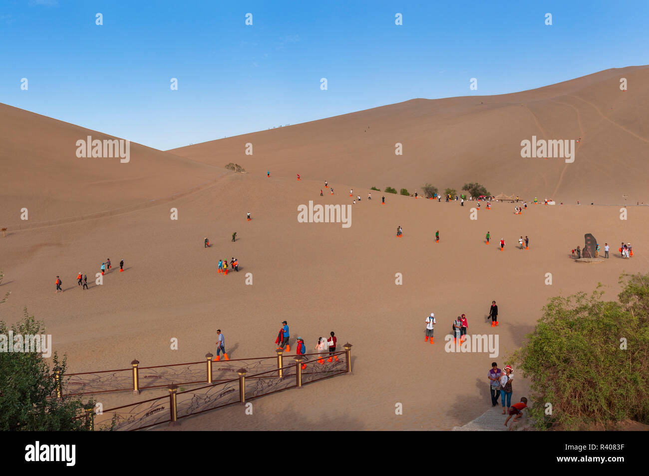 Dunhuang, China - August 8, 2012: Gruppe der chinesischen Touristen im Crescent Moon Lake in der Nähe von Dunhuang in der Provinz Gansu, China. Stockfoto