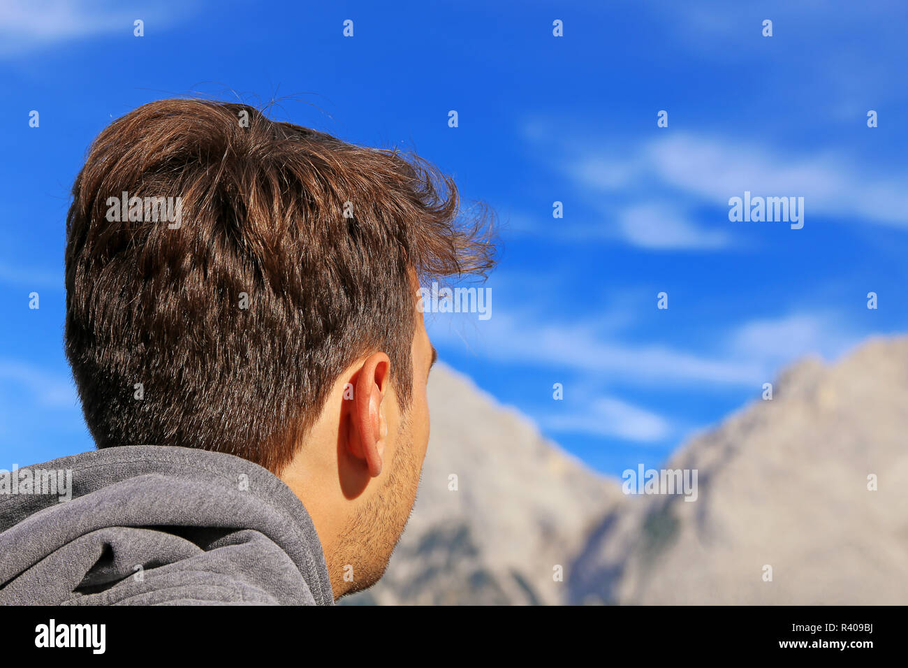 Mit Blick auf den blauen Himmel und die Berge Stockfoto