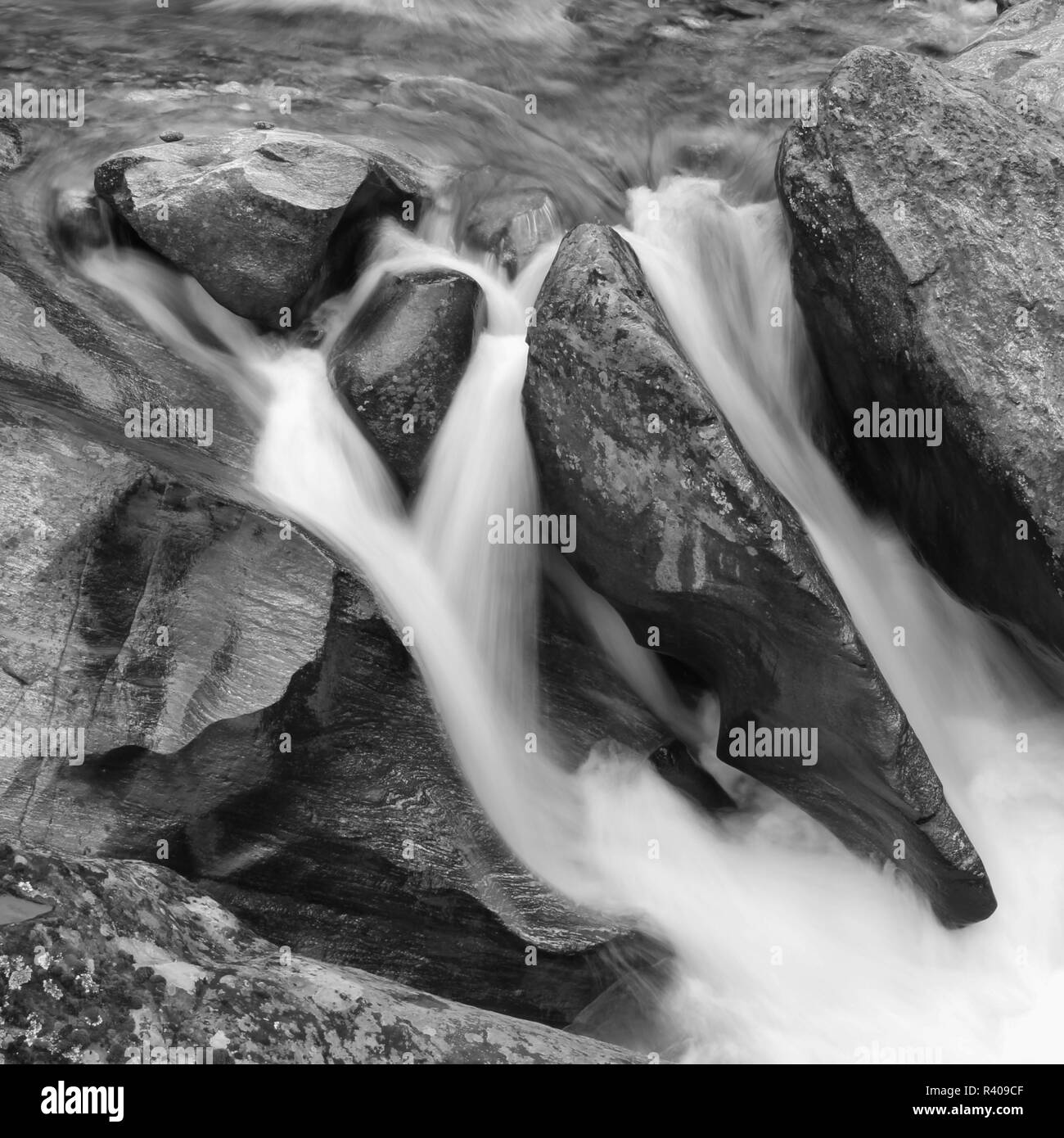 Wasserkaskaden auf dem Weg von Lukla nach Namche Bazar. Stockfoto