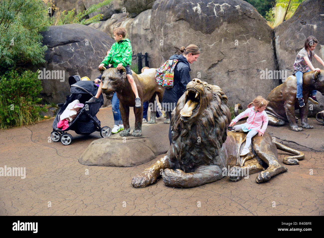 USA, Oregon, Portland. Lion Skulpturen an der Oregon Zoo. Kredit als: Steve Terrill/Jaynes Galerie/DanitaDelimont.com Stockfoto
