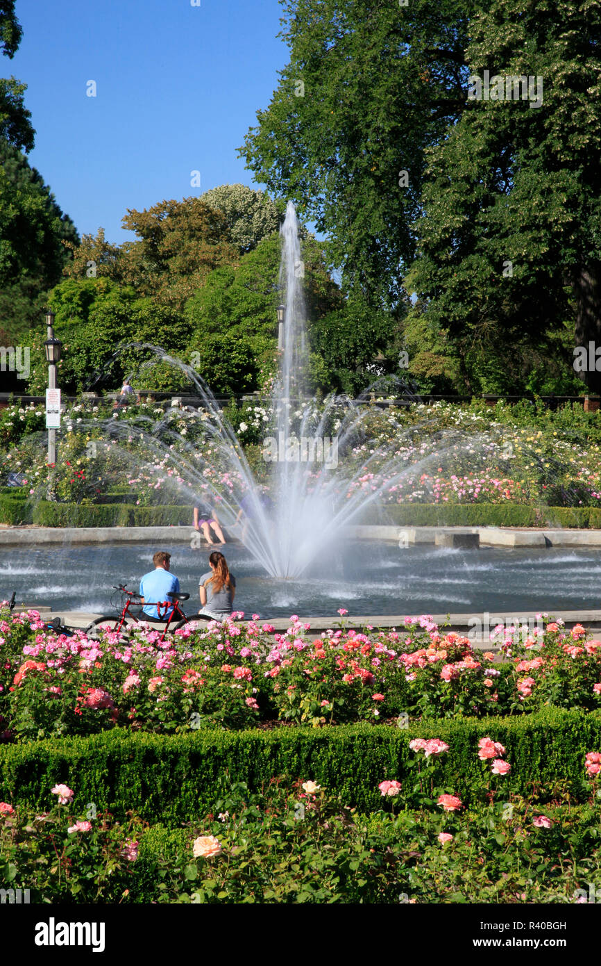 USA, Oregon, Portland. Menschen am Brunnen im Peninsula Park. Kredit als: Steve Terrill/Jaynes Galerie/DanitaDelimont.com Stockfoto