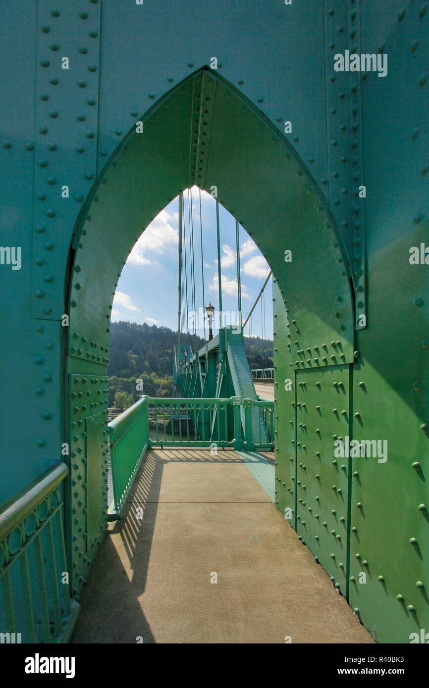 USA, Oregon, Portland. Torbogen über Bürgersteig auf St. Johns Brücke. Kredit als: Steve Terrill/Jaynes Galerie/DanitaDelimont.com Stockfoto