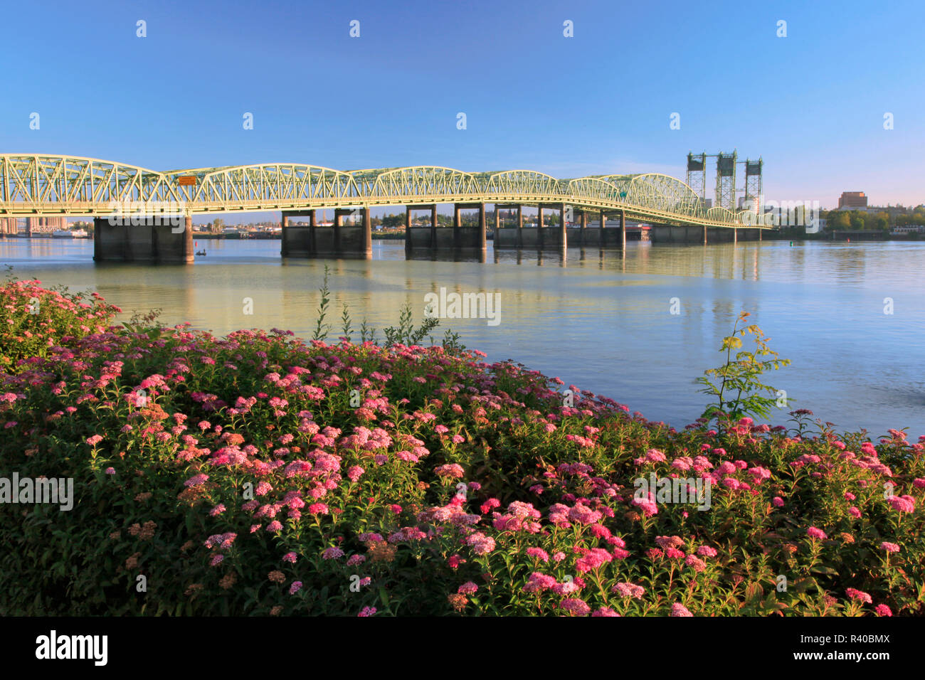 USA, Oregon, Portland. Interstate Bridge crossing Columbia River. Kredit als: Steve Terrill/Jaynes Galerie/DanitaDelimont.com Stockfoto