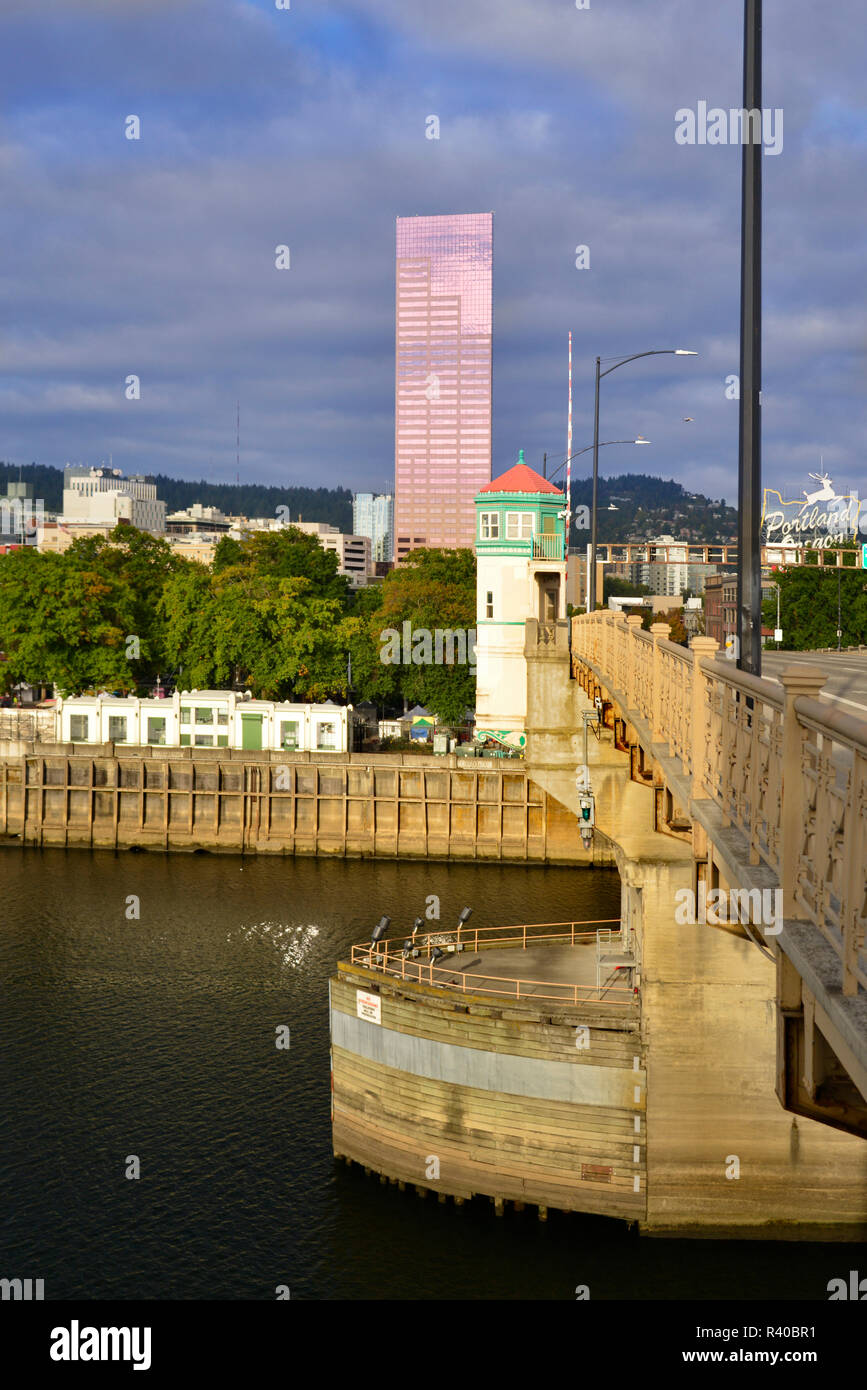 USA, Oregon, Portland. US Bancorp Turm und Burnside Bridge bei Sonnenaufgang. Kredit als: Steve Terrill/Jaynes Galerie/DanitaDelimont.com Stockfoto