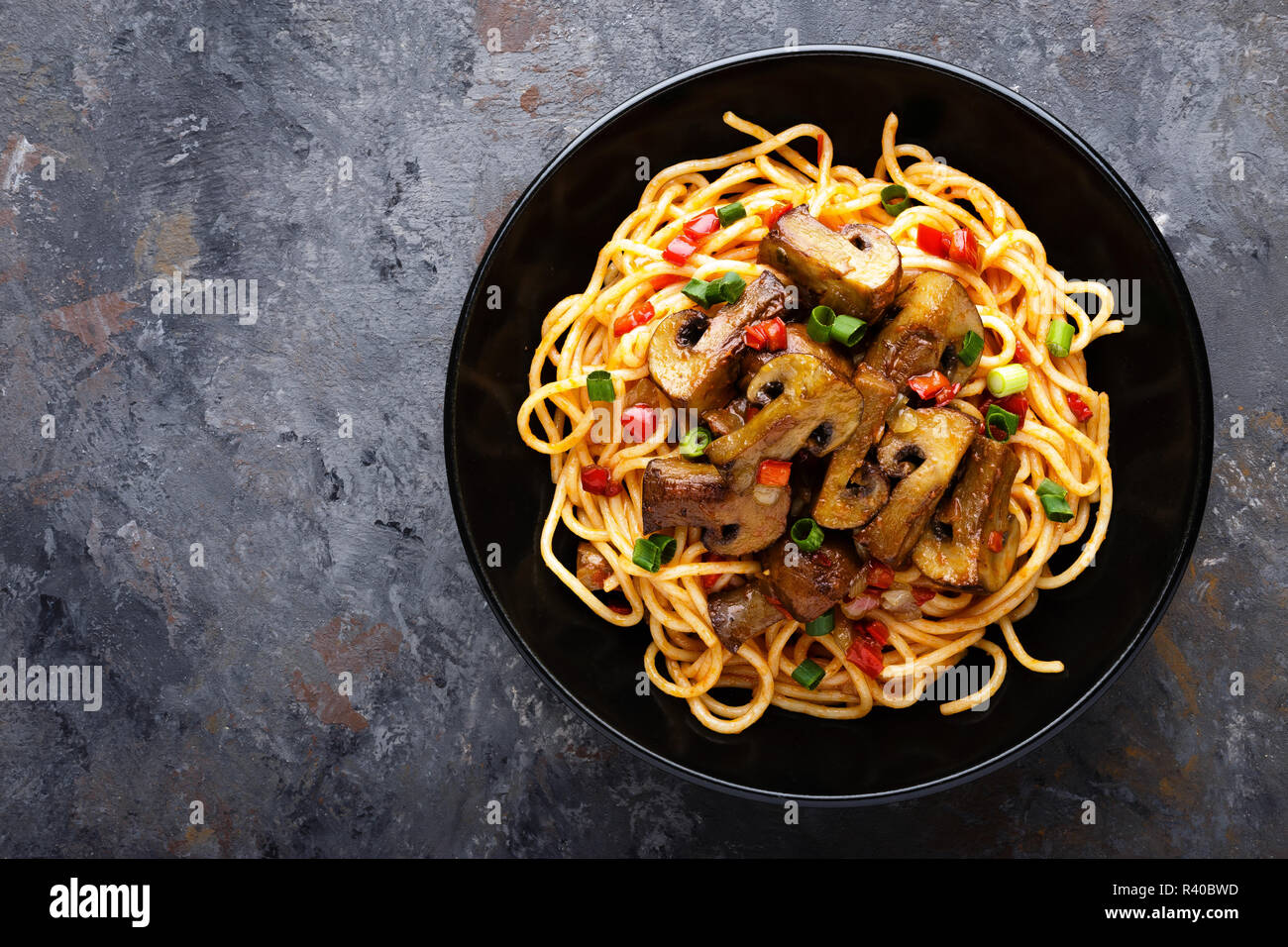 Vegetarische spaghetti bolognese mit Champignons und Paprika Stockfoto