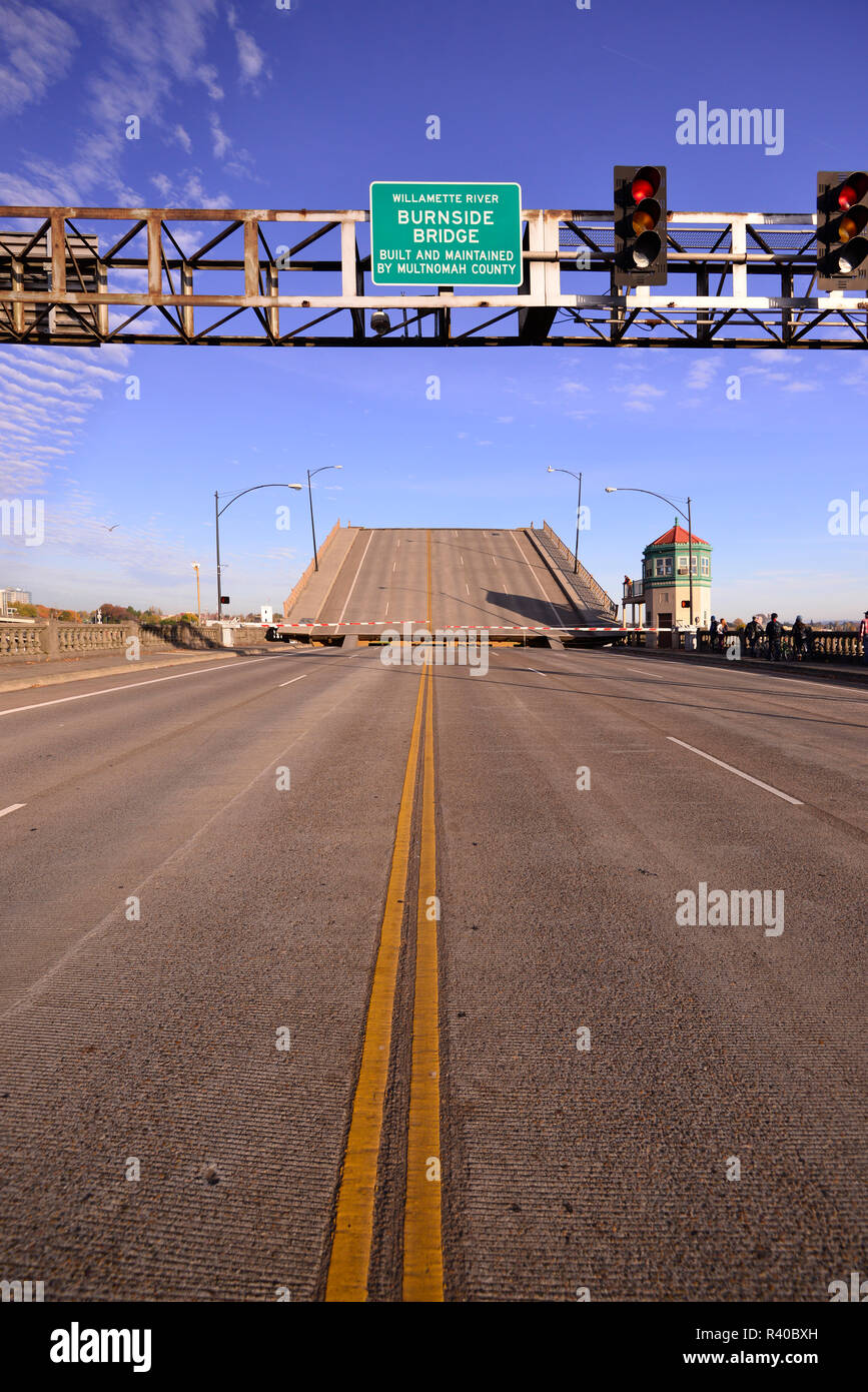 USA, Oregon, Portland. Burnside Bridge über Willamette River. Kredit als: Steve Terrill/Jaynes Galerie/DanitaDelimont.com Stockfoto