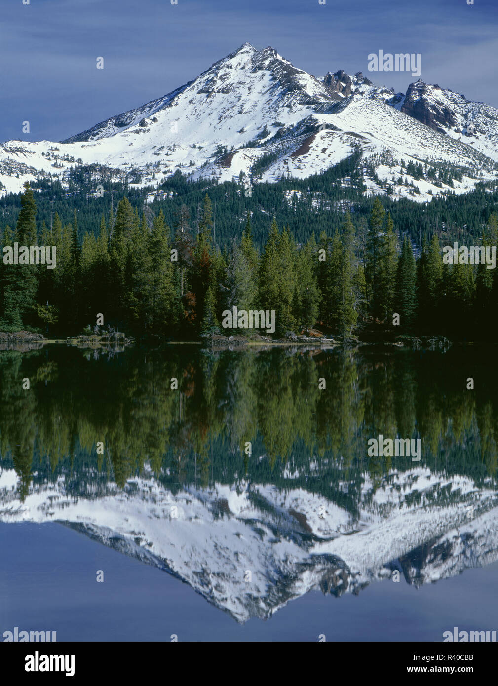 USA, Oregon, Deschutes National Forest, Herbst Schnee gebrochen oben spiegelt sich in Sparks Lake. Stockfoto