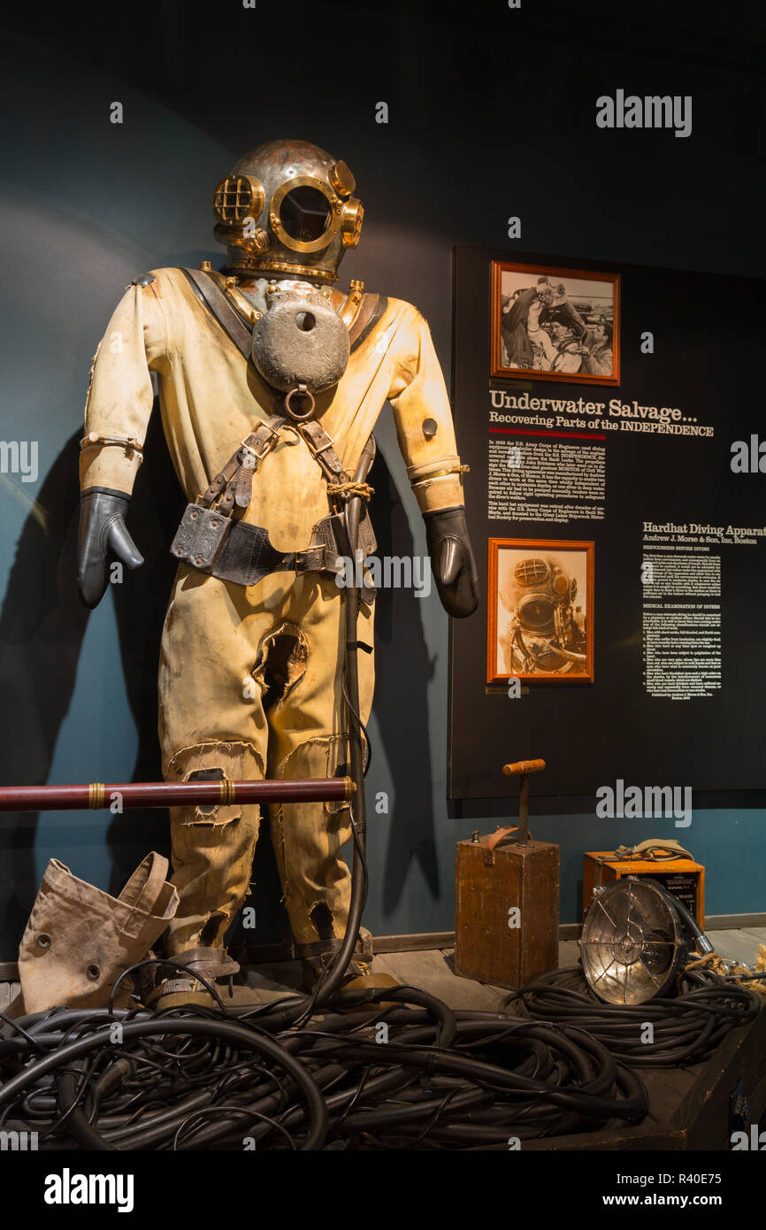 Michigan, Whitefish Point. Whitefish Point Light Station, Great Lakes Shipwreck Museum, hardhat Tauchen Bekleidung Stockfoto