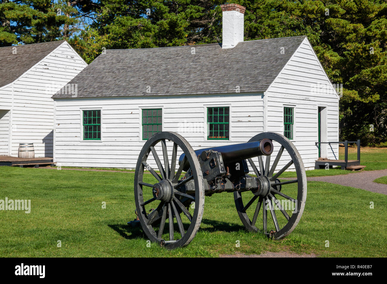 Michigan, Keweenaw Peninsula. Fort Wilkins Historic State Park, Messe und Canon Stockfoto