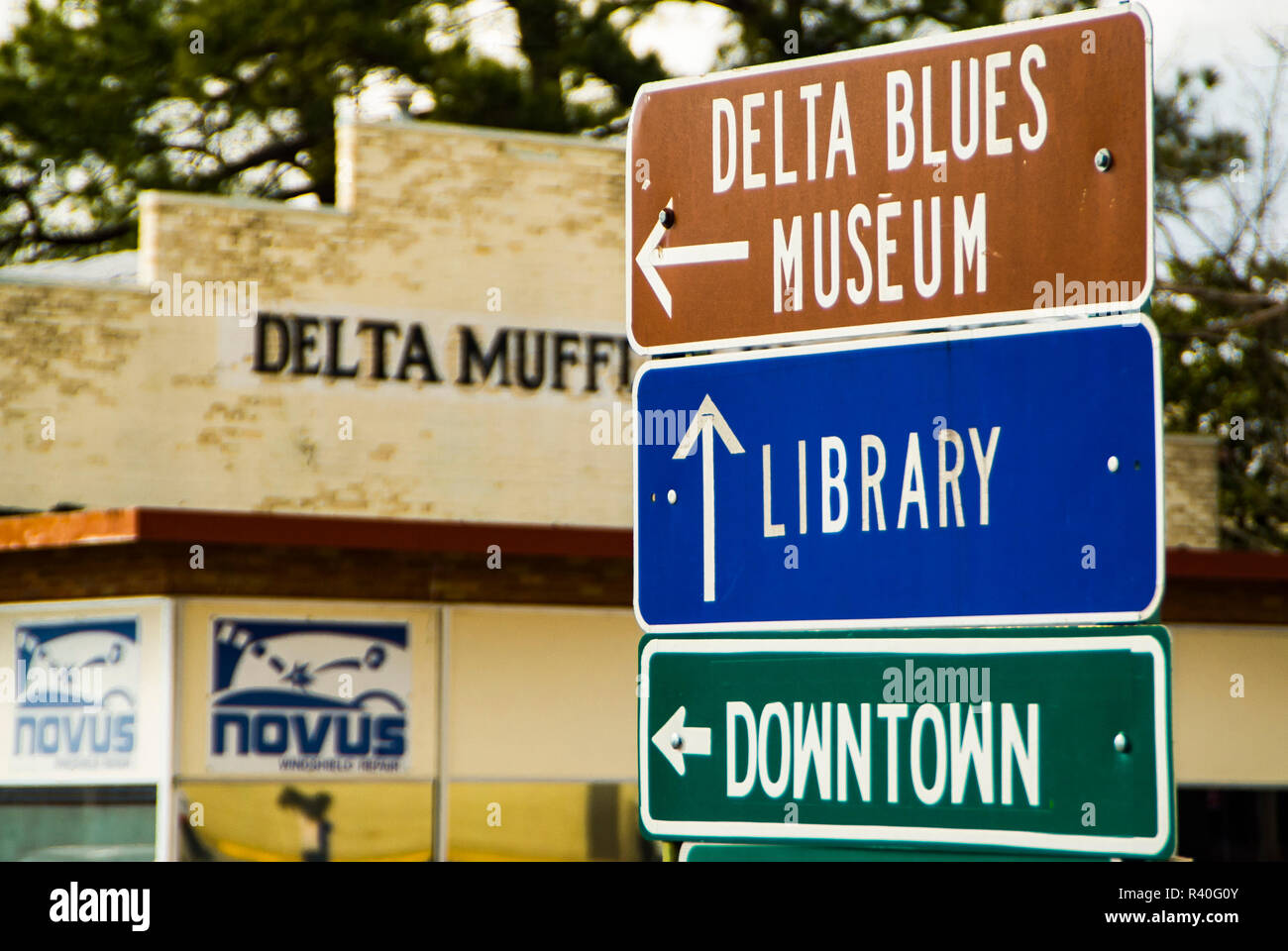 USA, Mississippi. Mississippi River Basin, Yazoo-Mississippi Delta, Coahoma County, Clarksdale, Zeichen an der Kreuzung von Durst und Desoto Avenue. Stockfoto