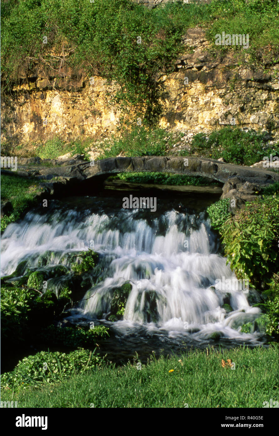 Wasserfall unter kleinen Fußgängerbrücke, Hartriegel Canyon, Missouri Stockfoto