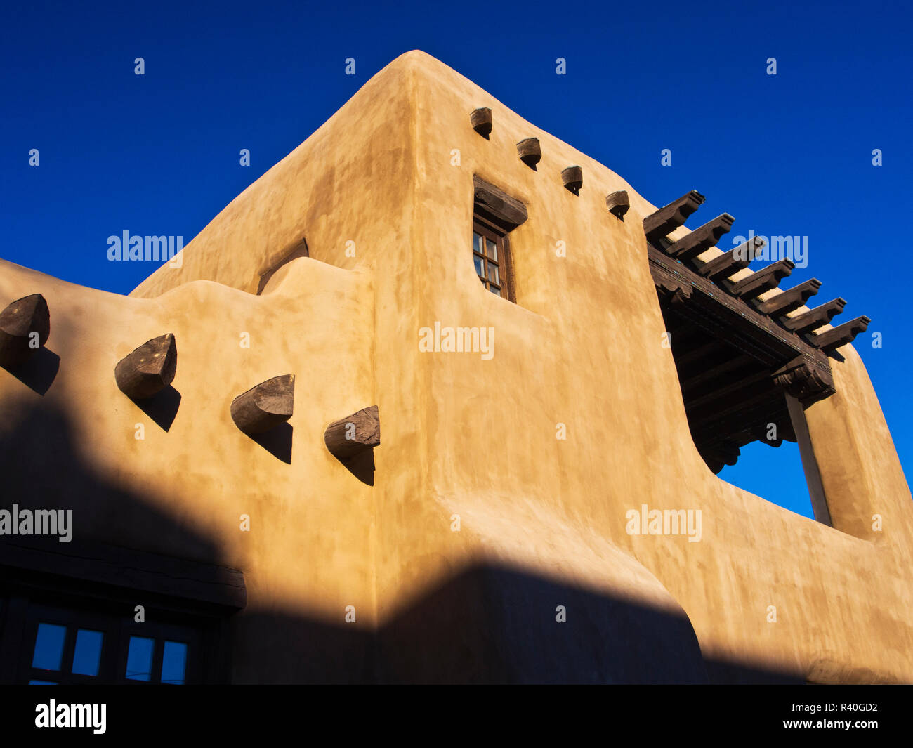USA, New Mexiko, Sant Fe, Adobe Struktur mit überstehenden vigas und Schnee Stockfoto