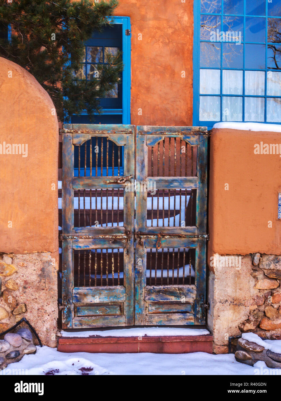 USA, New Mexiko, Sant Fe, Adobe Struktur mit überstehenden vigas mit alten Tür Stockfoto