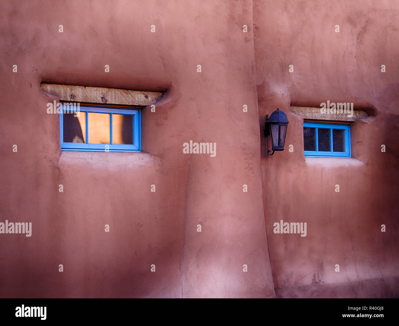 USA, New Mexiko, Sant Fe, Adobe Struktur mit blauen Fenstern Stockfoto