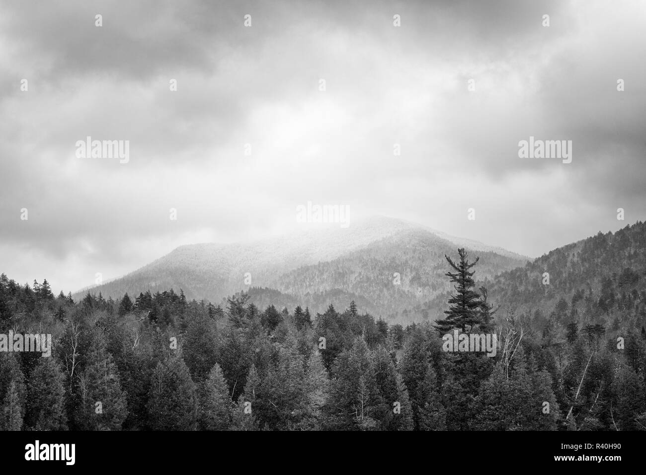 USA, New York State. Winter Wolken über Stewart Berg, Adirondack Mountains Stockfoto