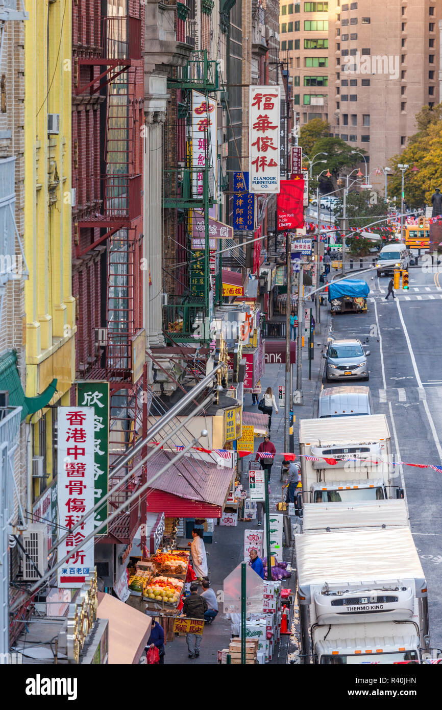 USA, New York City, Manhattan, Chinatown Straße, Erhöhte Ansicht Stockfoto