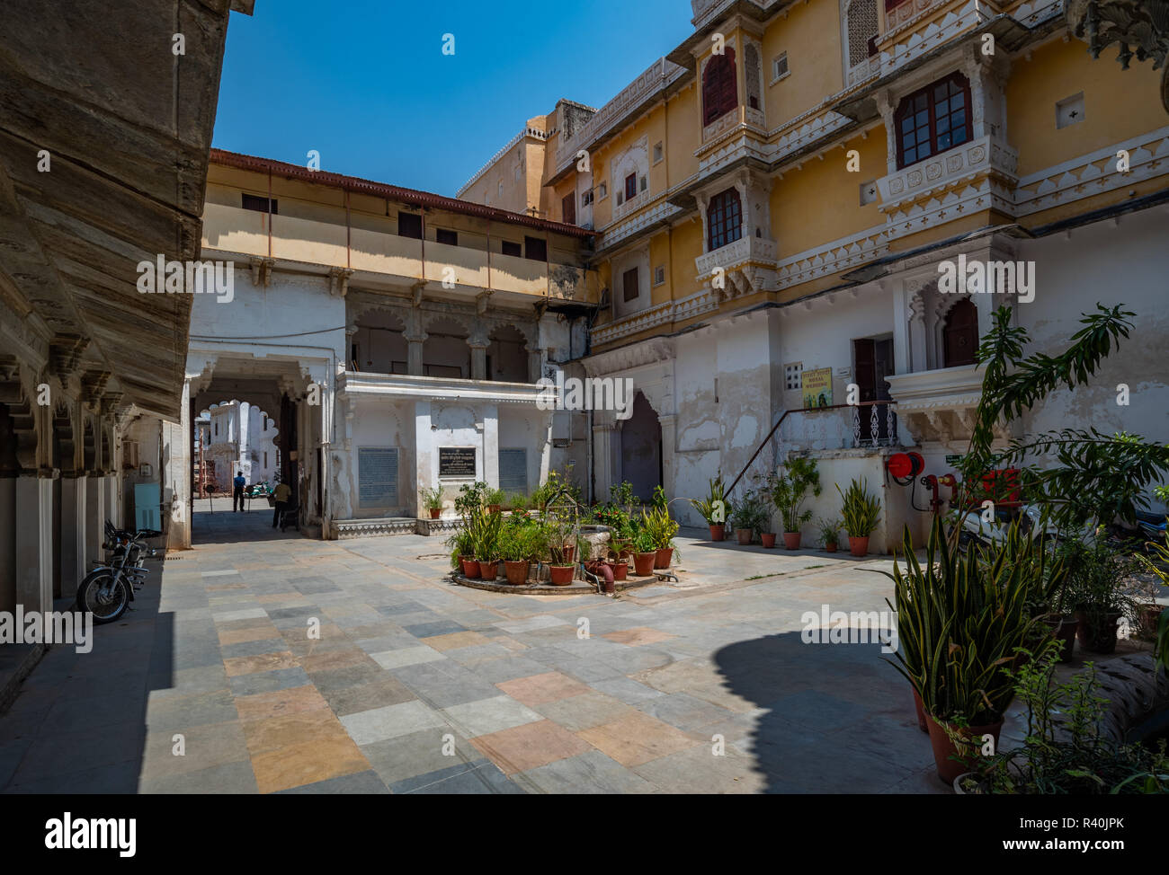 Blick auf eine reich verzierte Rajasthani Schlosshof in Bagore-ki-Haveli, Udaipur, Indien Stockfoto