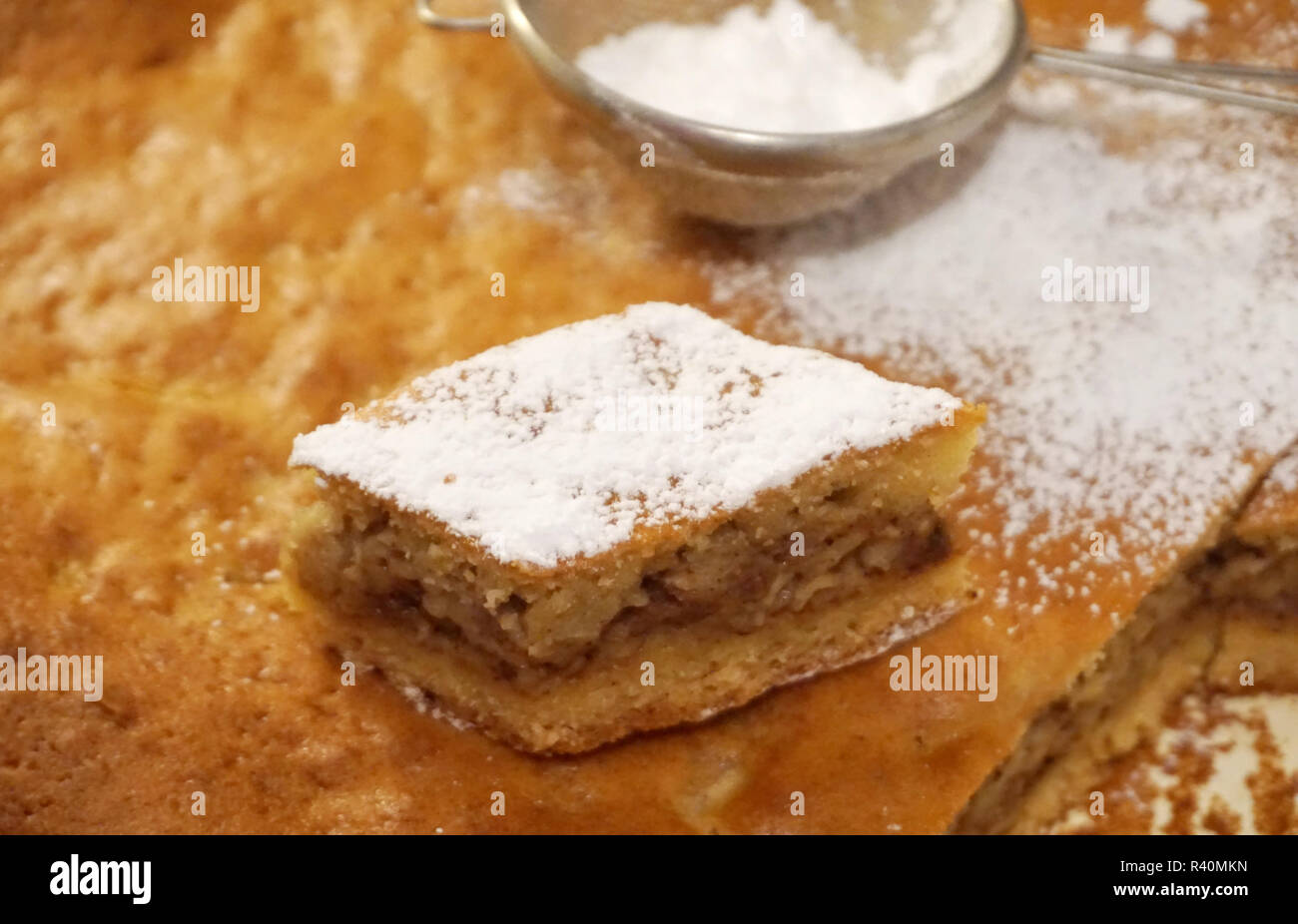 Haus gegründete Bäckerei. Hausgemachte Kekse Kuchen mit Apfel und Zimt in Pulverform mit Zucker Stockfoto
