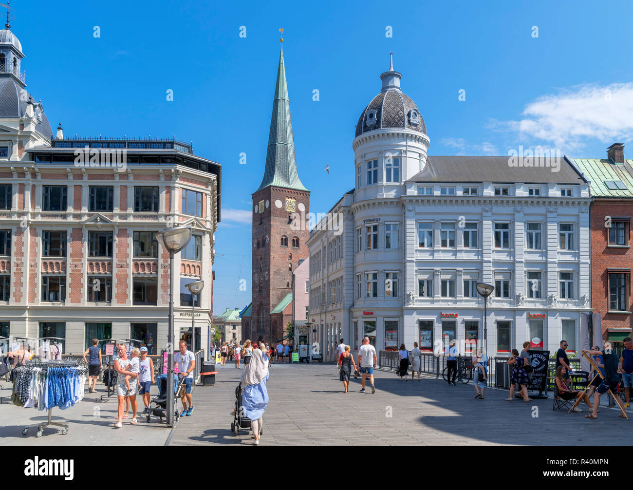 Geschäfte über Sankt Clemens Torv Blick in Richtung der Kathedrale spire Aarhus, Aarhus, Dänemark Stockfoto