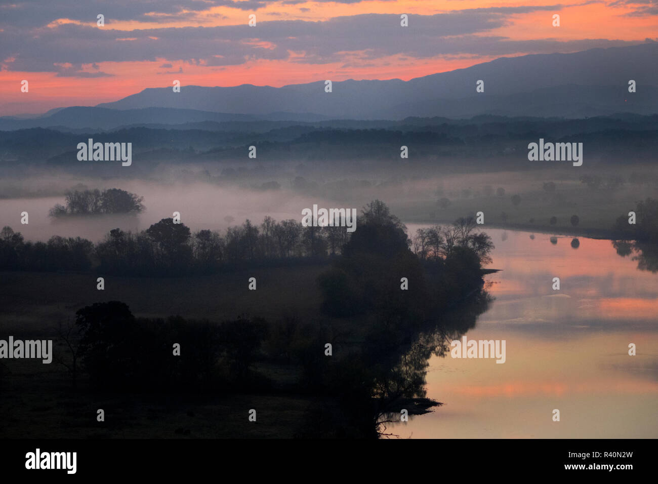 Sonnenaufgang Blick auf die French Broad River von der Skybridge an Adrenalin Park, Kodak, Tennessee Stockfoto