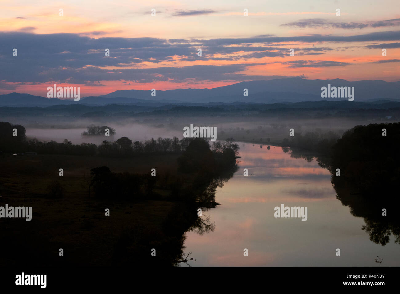 Morgen Nebel hängt über der French Broad River vorbei an Sevierville, Tennessee, in den Smokey Mountains Stockfoto