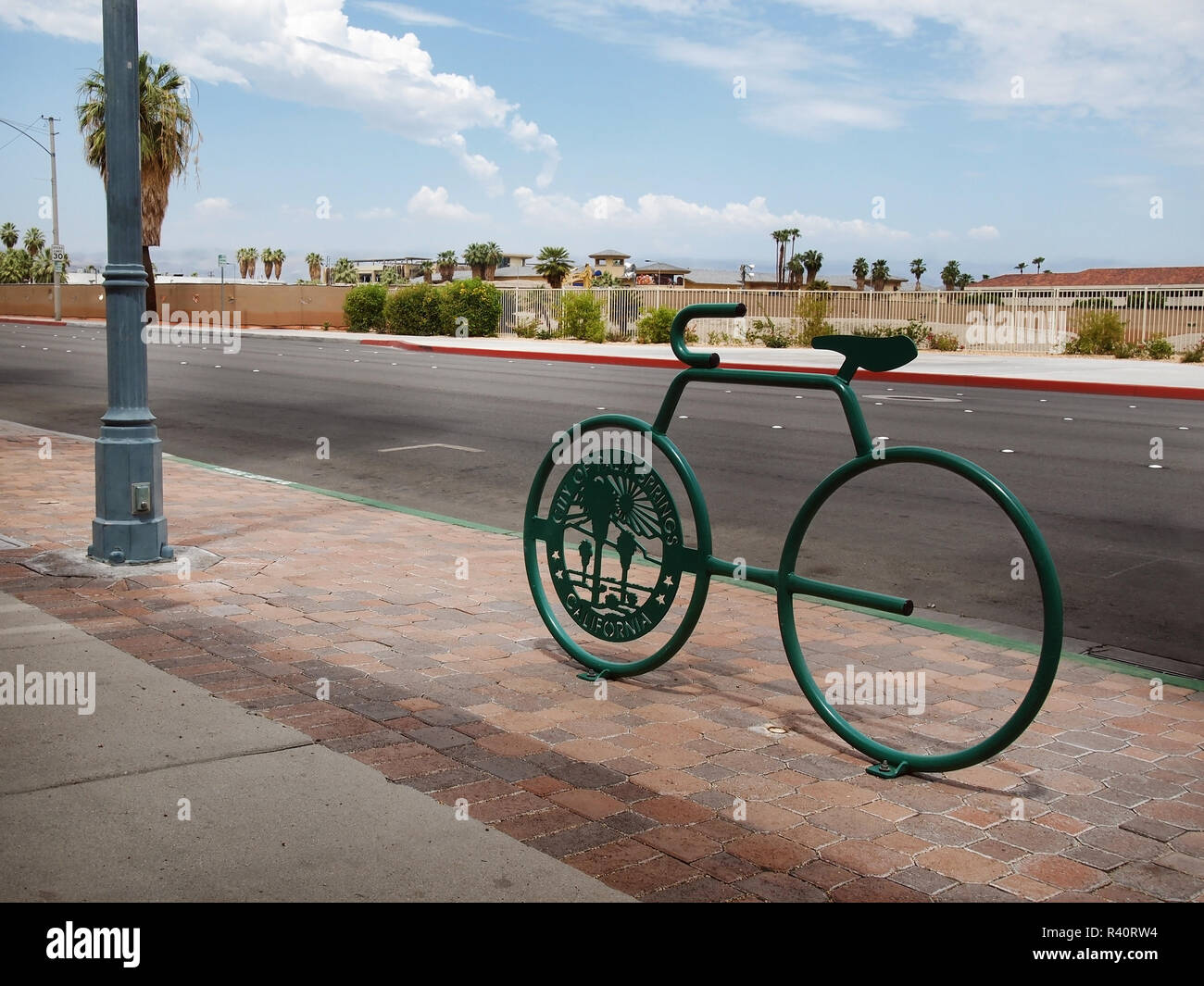 PALM SPRINGS, CA - 18. JULI 2018: Ein modernes Bike Rack neben einer öffentlichen Straße in Palm Springs, Kalifornien, Funktionen sowohl als öffentliche Kunst und ein Ort für Stockfoto