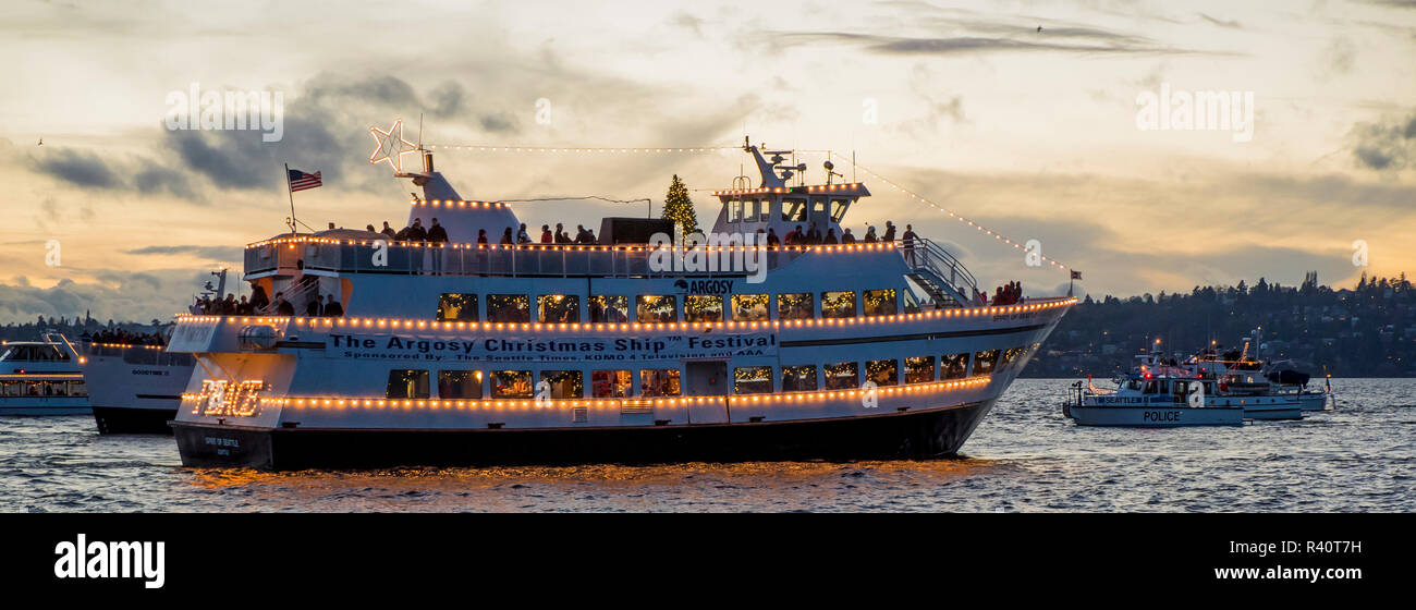 USA, Washington State, Bellevue. Jährliche Weihnachten Schiffe Anzeige der beleuchteten Boote auf dem See Washington. Stockfoto