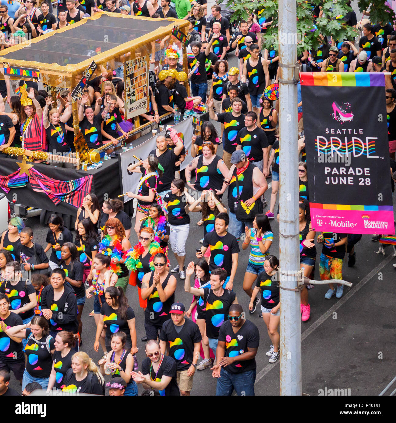 USA, Washington, Seattle. Seattle Gay Pride Parade, 28. Juni 2015. Kontingent von Amazon Mitarbeiter marschieren. Stockfoto