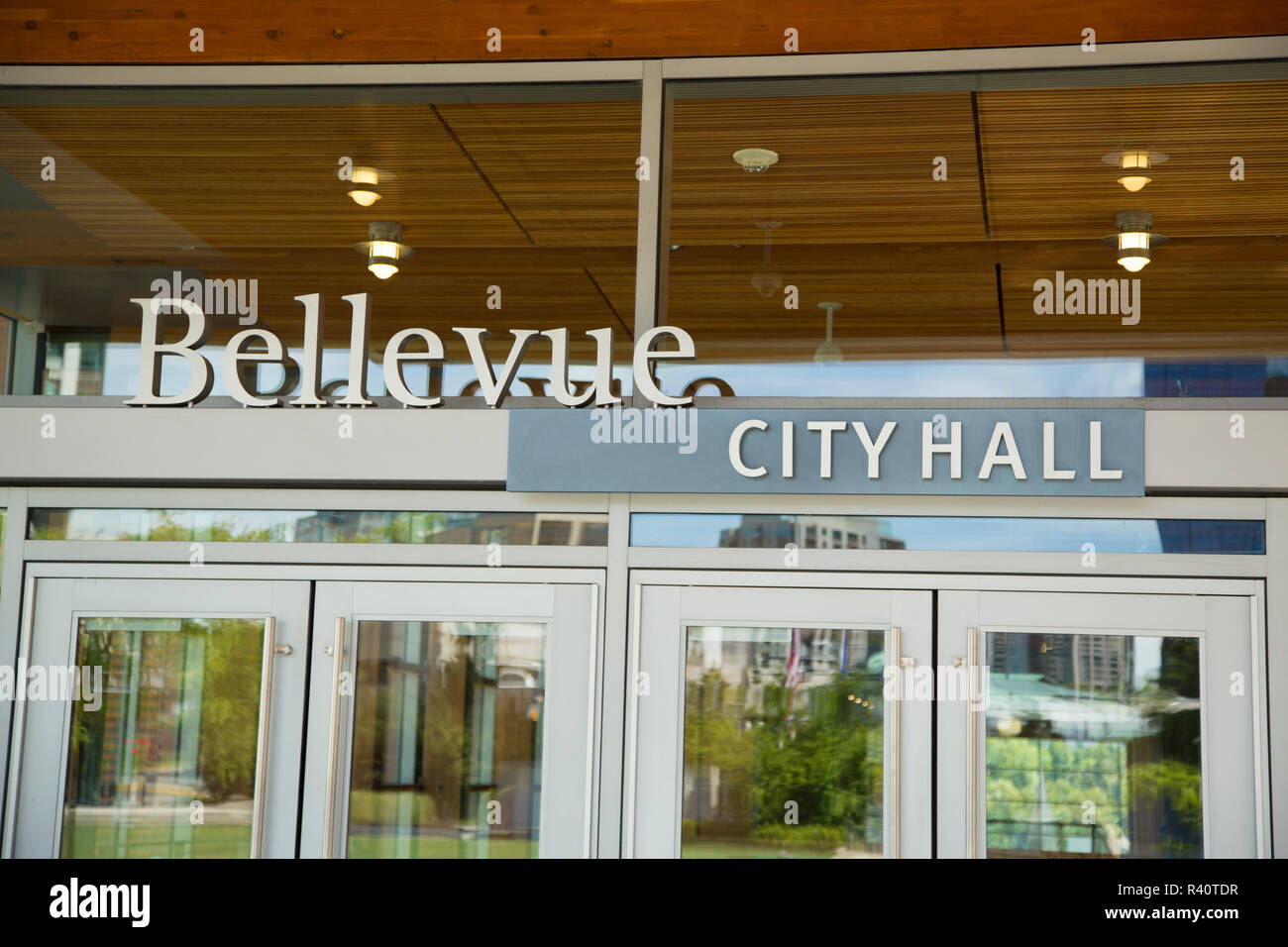 USA, Washington State, Bellevue. Eingang zum Bellevue City Hall. Stockfoto