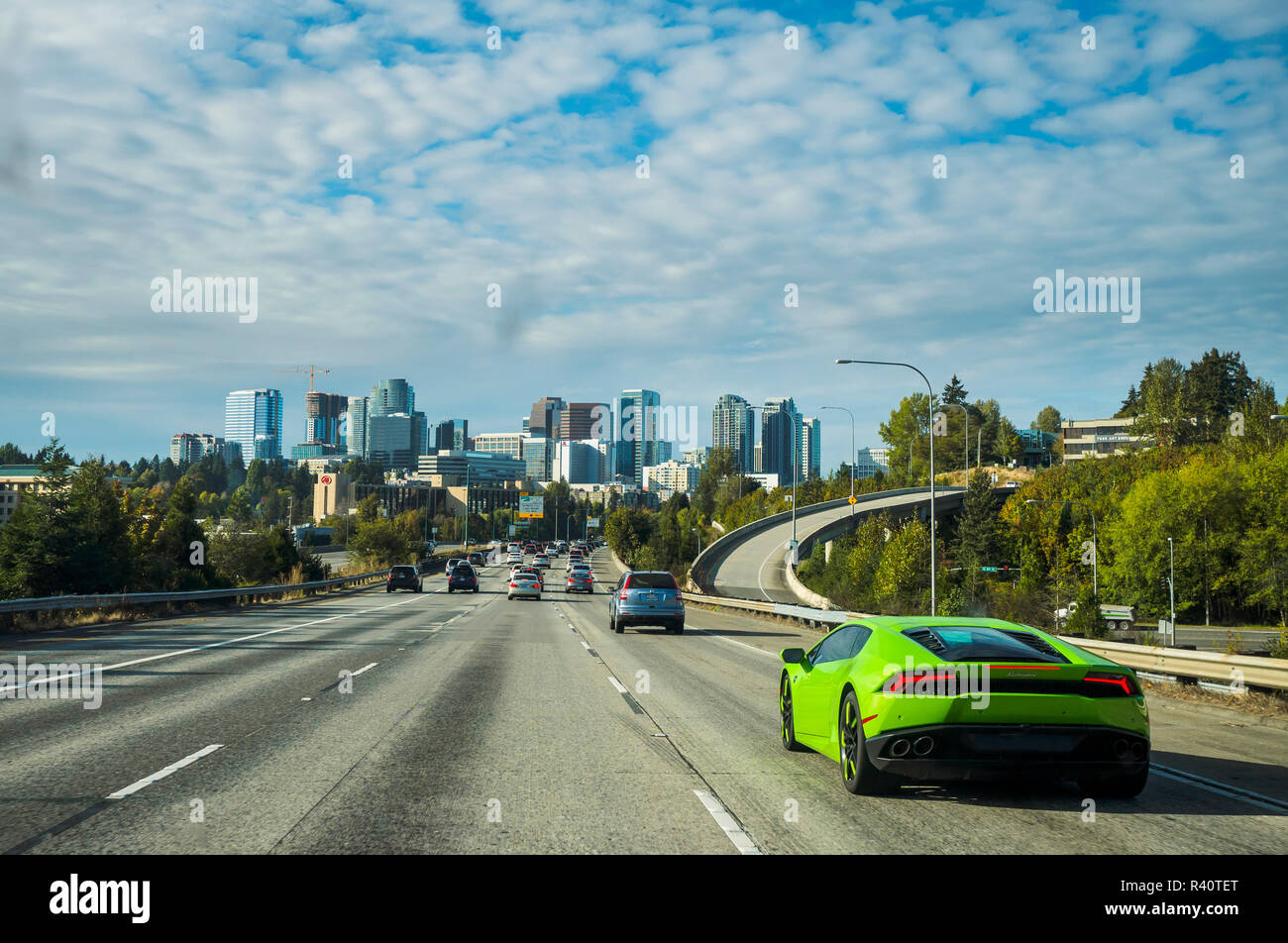 USA, Washington State, Bellevue. Autos auf der I-405 in Richtung Norden in die Innenstadt von Bellevue. (Redaktionelle nur verwenden) Stockfoto