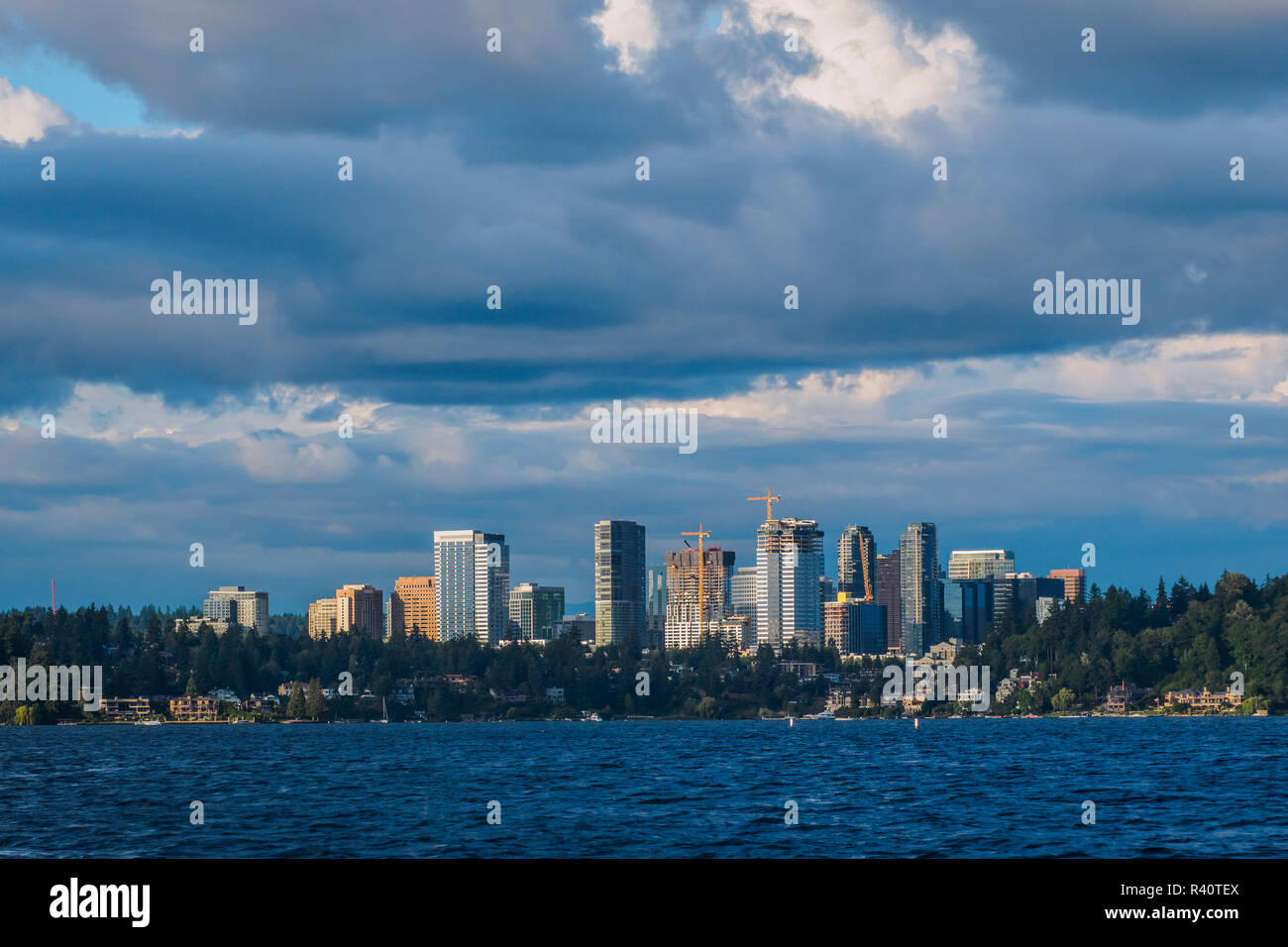 USA, Washington State, Bellevue. Blick auf die Skyline vom Lake Washington. Stockfoto