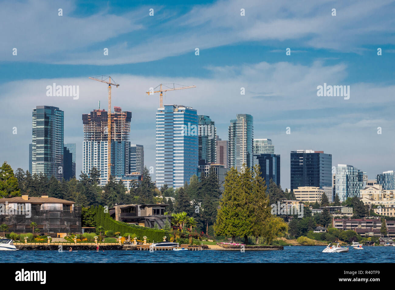 USA, Washington State, Bellevue. Blick auf die Skyline vom Lake Washington. Stockfoto