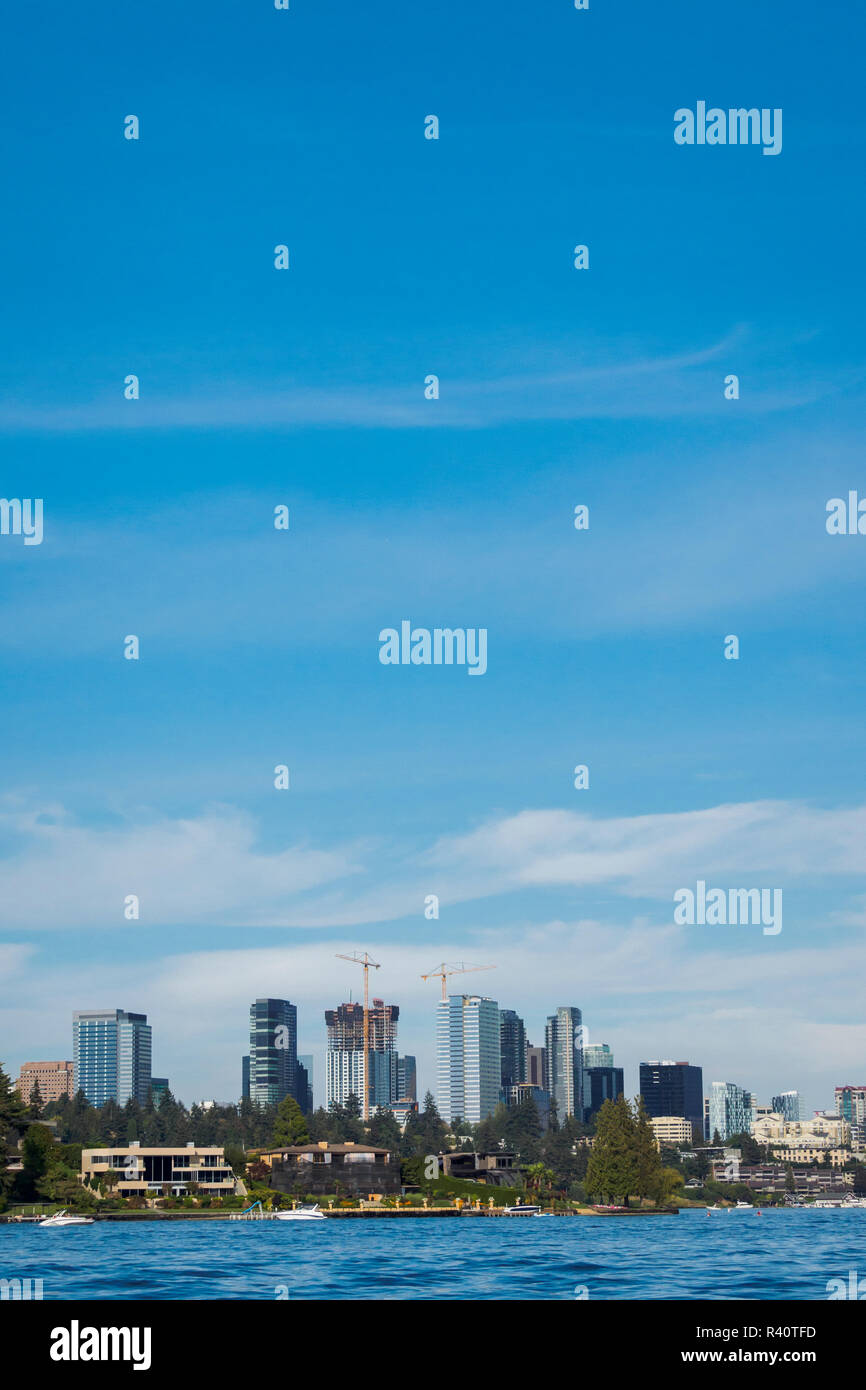 USA, Washington State, Bellevue. Blick auf die Skyline vom Lake Washington. Stockfoto