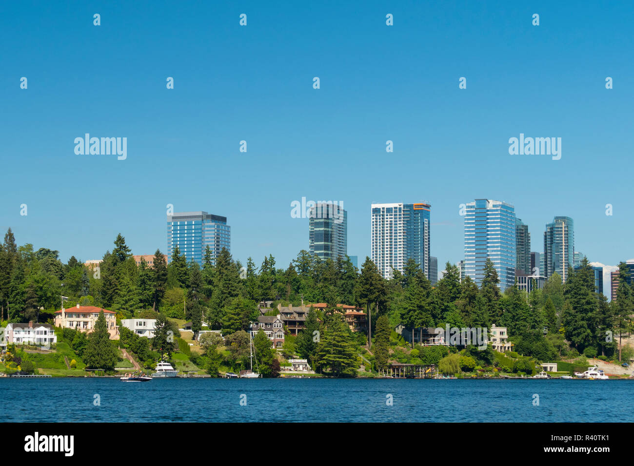 USA, Washington State, Bellevue. Downtown Skyline vom Lake Washington. Stockfoto