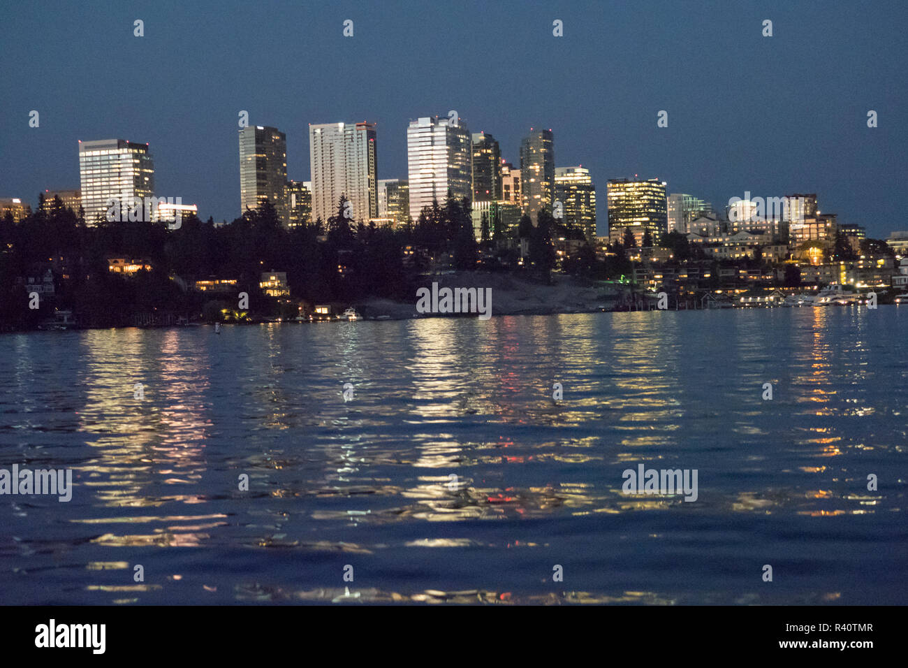 Bellevue, Washington State. Die Skyline in der Dämmerung. Stockfoto