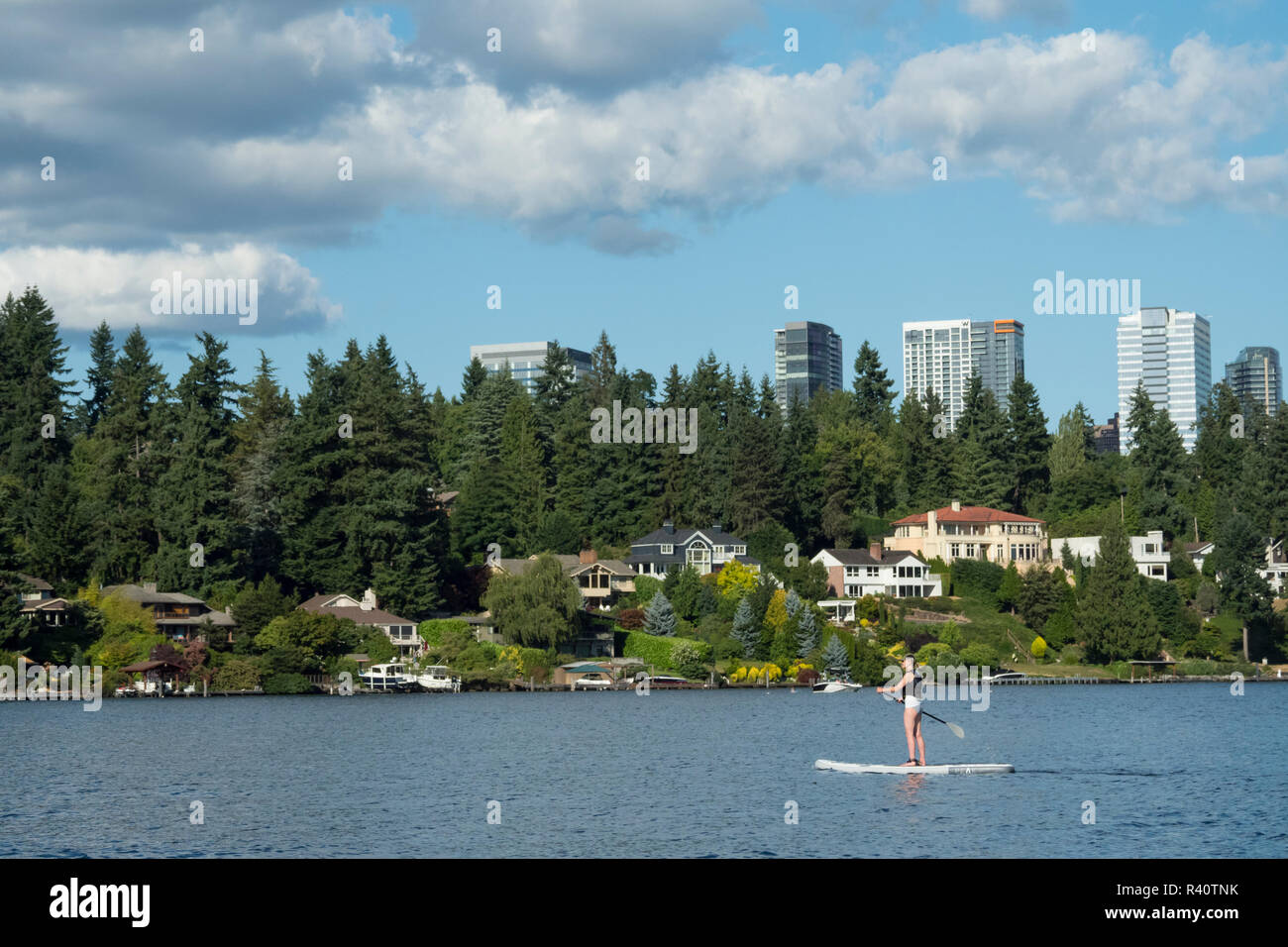 USA, Washington State, Bellevue. Skyline vom Lake Washington mit paddleboarder. (Redaktionelle nur verwenden) Stockfoto