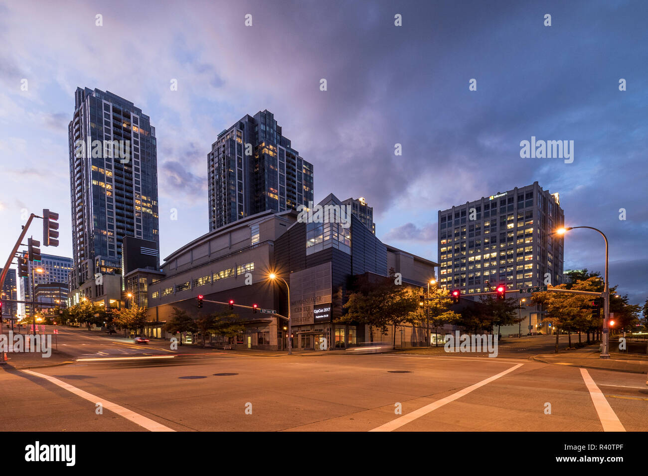 Bellevue, Washington State. : Meydenbauer Center und die Skyline in der Dämmerung. (Redaktionelle nur verwenden) Stockfoto